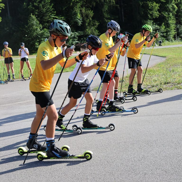 Kinder auf Rollski beim Techniktraining auf Asphaltstrecke der Chiemgau Arena.